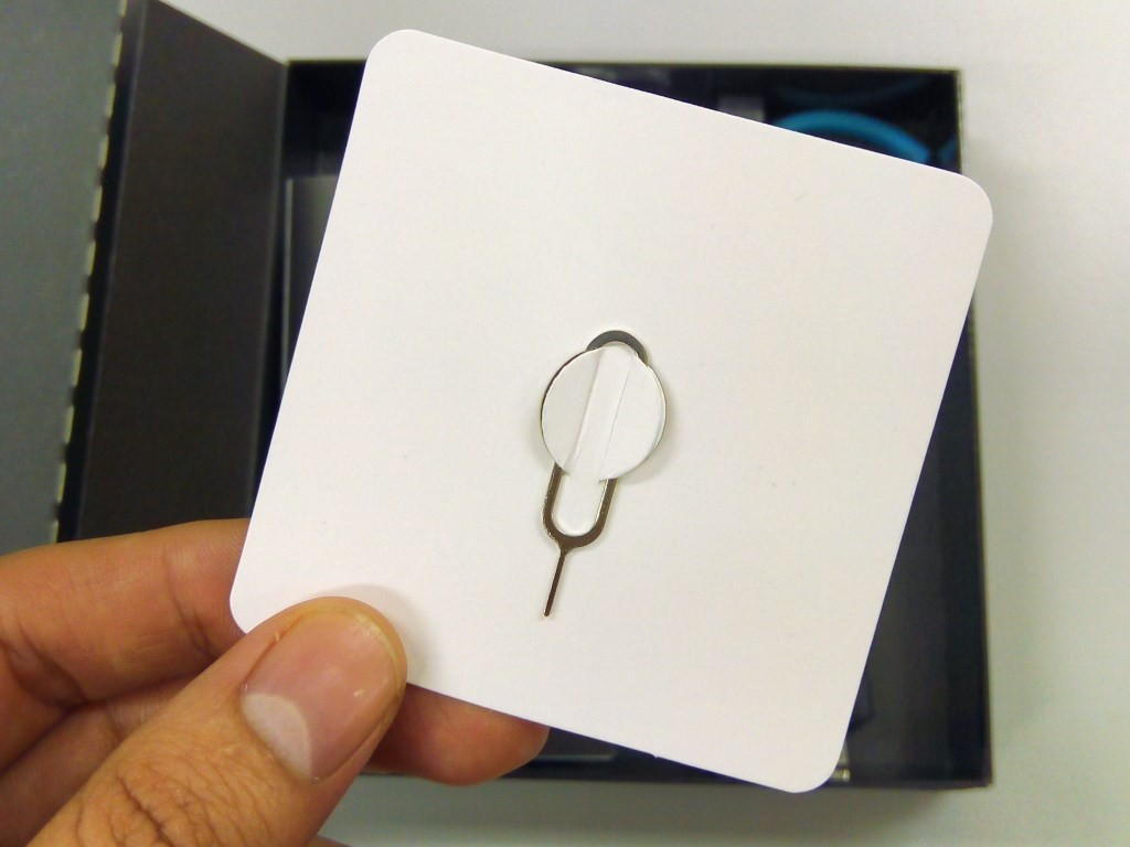 Esta é a ferramenta (ou "extrator") para abrir as bandejas dos cartões Micro SIM e Micro SD.
