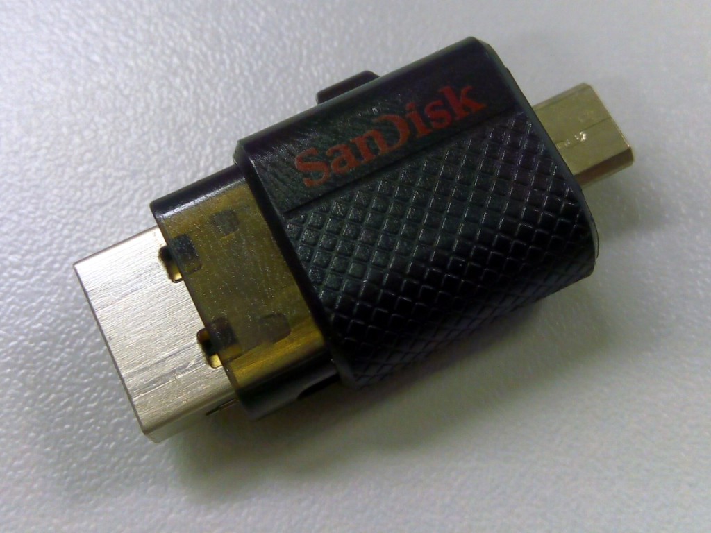 Usar Pendrives no Quantum GO: Um pendrive "Dual" da SanDisk,com conectores para o PC e o smartphone.
