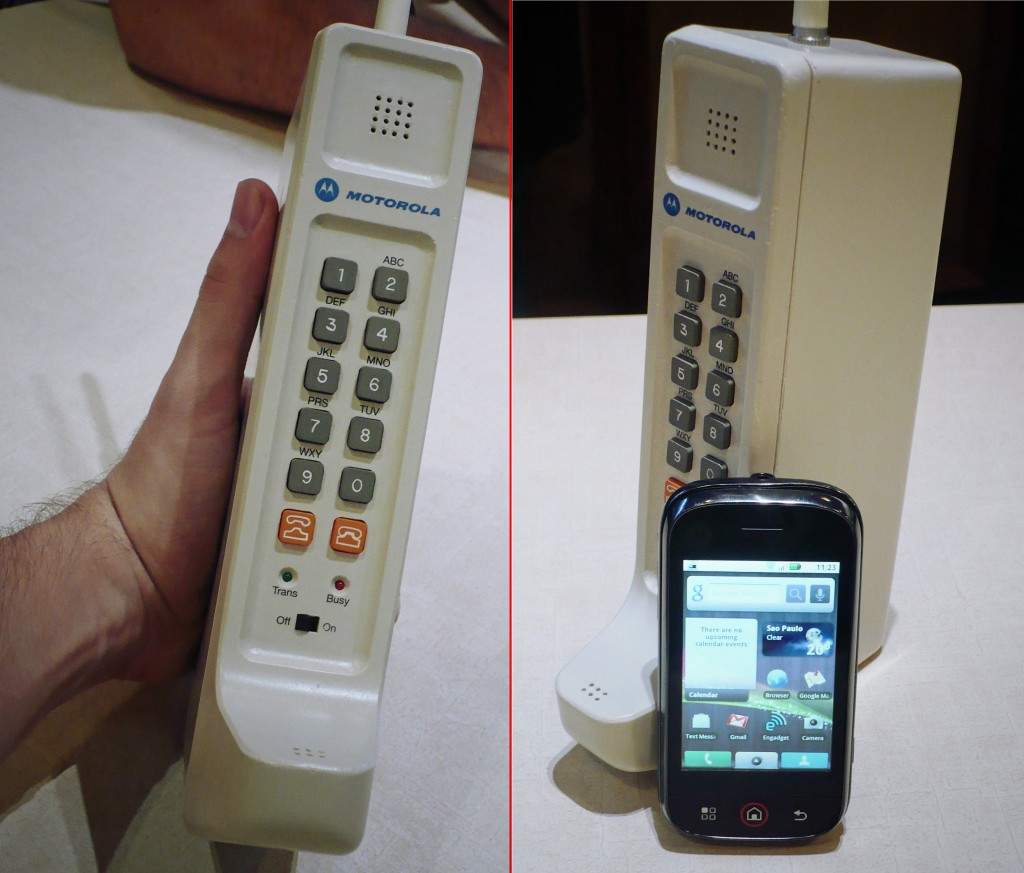 O Motorola DynaTAC era o verdadeiro "tijolar". Pesava 1,1 Kg, algo incrível na época!