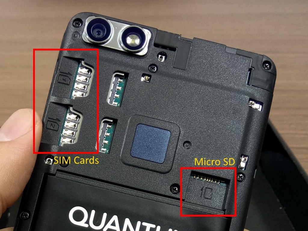 Slots para os SIM Cards (à esquerda) e Micro SD (à direita) no Quantum YOU